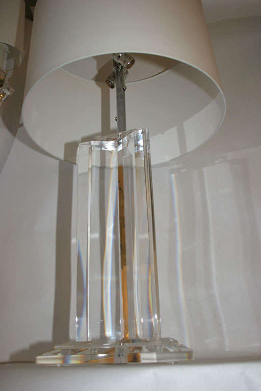 Pair of Architectural Lucite Table Lamps In Excellent Condition In New York, NY