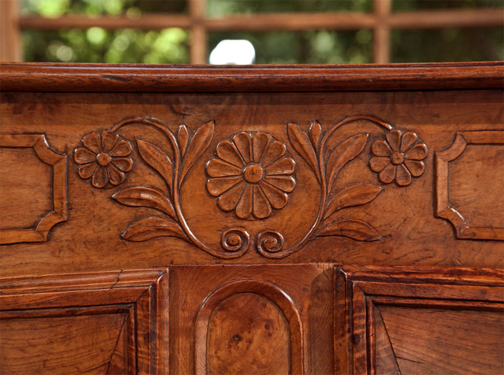 French Buffet in Burled Elm For Sale 1