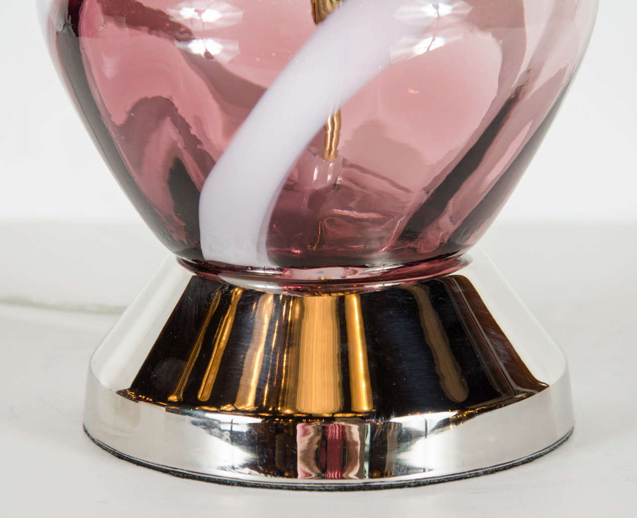Mid-Century Modern mundgeblasenes Muranoglas, Amethystwirbel-Lampe im Zustand „Hervorragend“ im Angebot in New York, NY