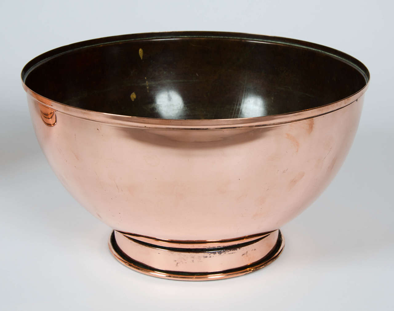 Pair of Early 19th Century Large Copper Bowls In Excellent Condition In London, GB