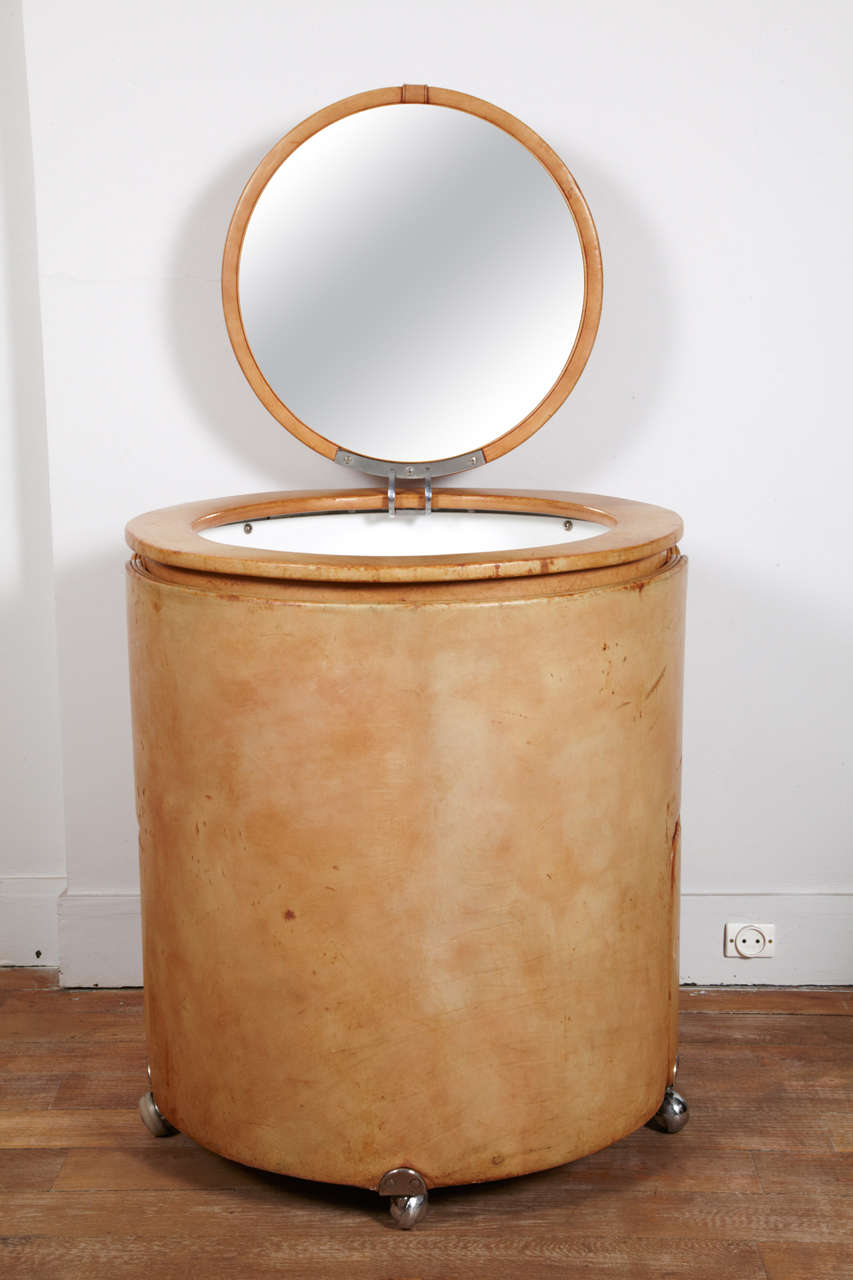 circle vanity with chair