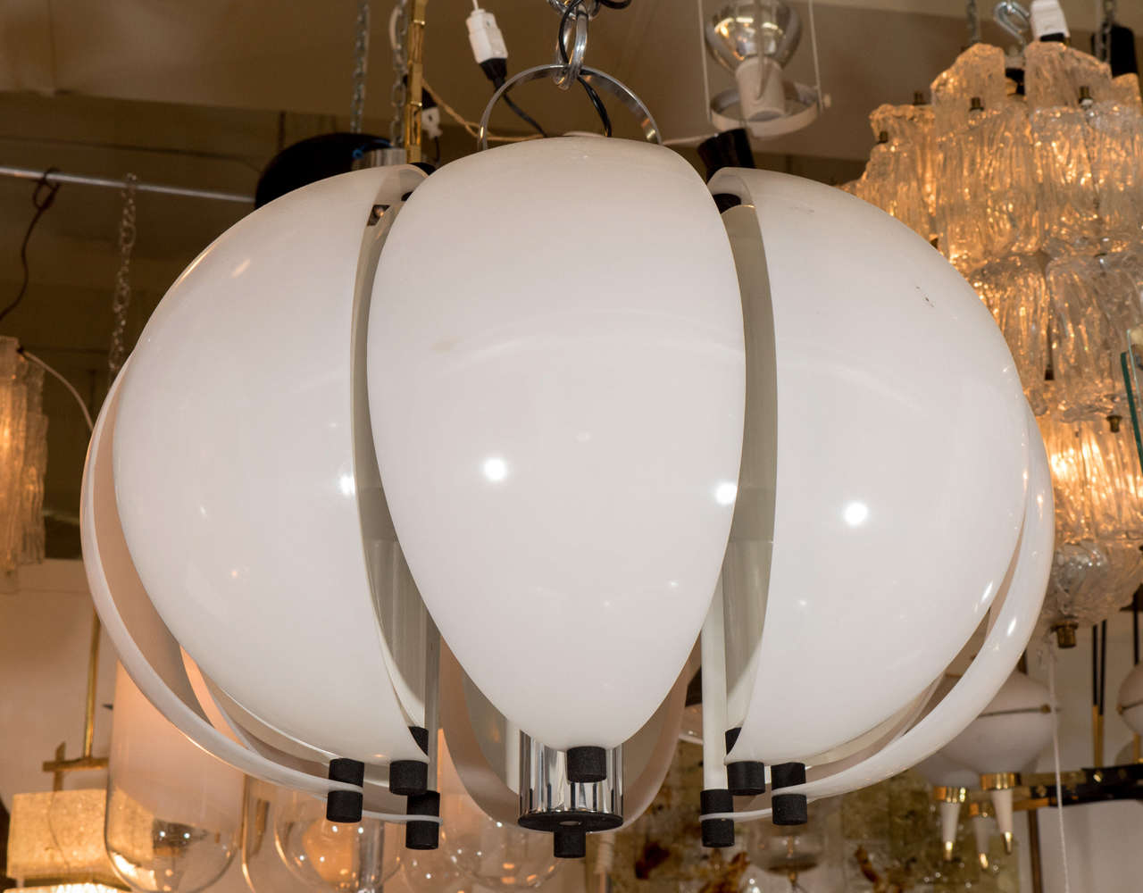  Italian 1970s Articulated Mod Perspex Chandelier In Good Condition In New York, NY