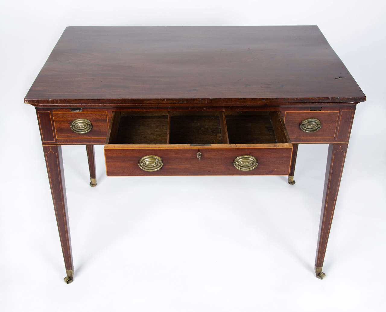 British Late 18th Century Mahogany Draw Leaf Table to a Design by Thomas Sheraton For Sale