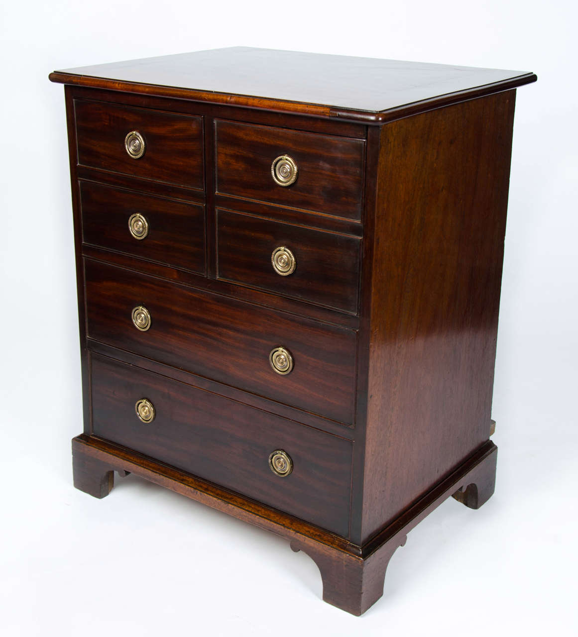 A wonderful George III period mahogany commode in outstanding condition, likely to never have been used.
The lift up top and doors open to reveal the seat and original cover, above a dummy and a fitted bottom drawer.
Of excellent colour and
