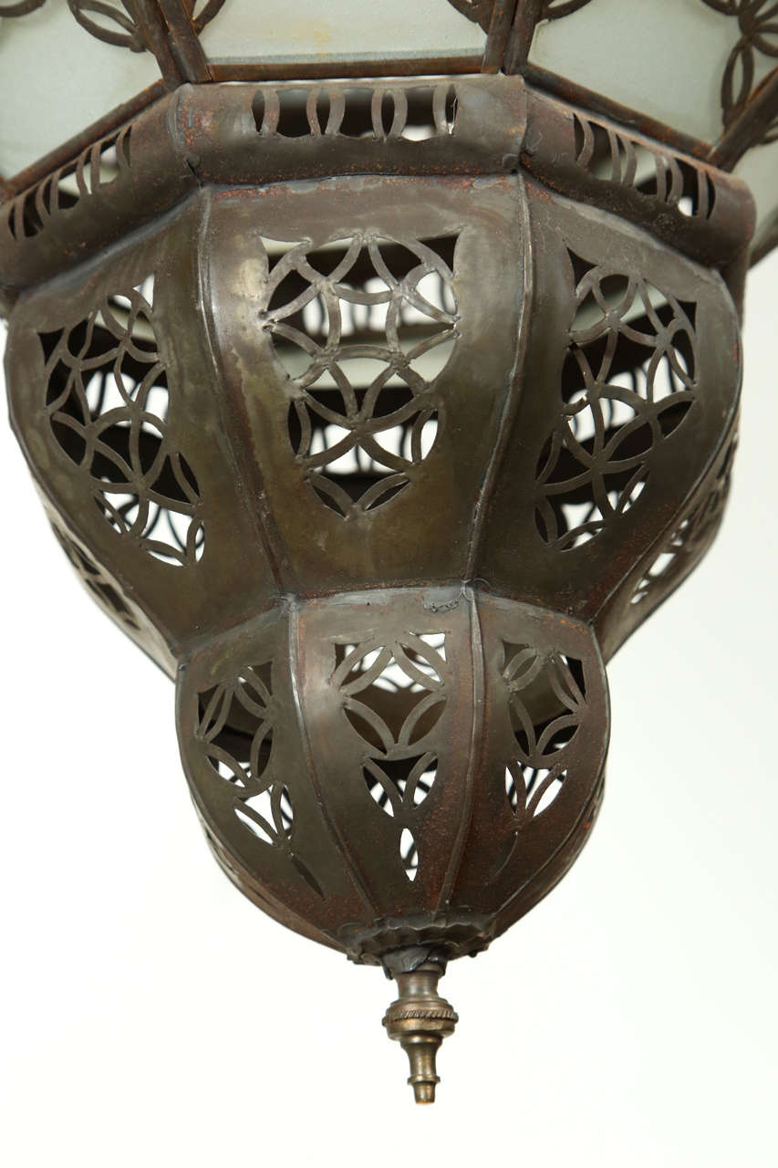 Marocain Lanterne mauresque marocaine avec motifs filigranes et pendentif en verre laiteux en vente