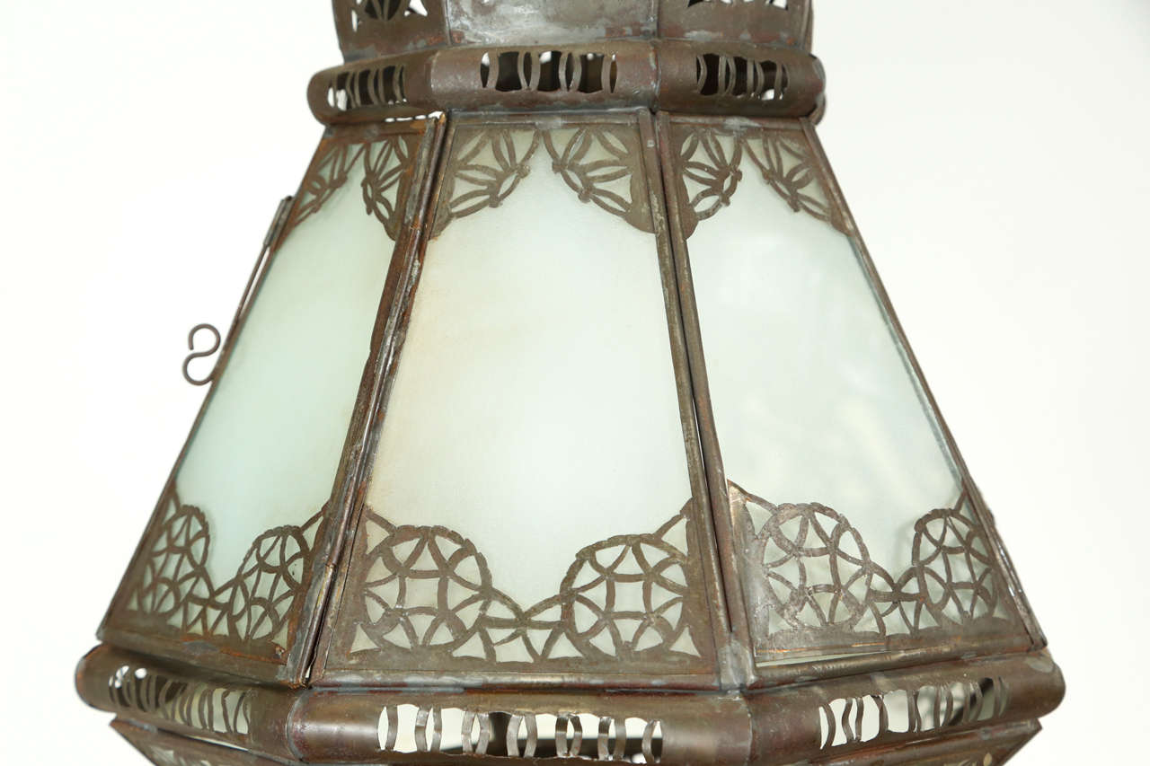 20ième siècle Lanterne mauresque marocaine avec motifs filigranes et pendentif en verre laiteux en vente