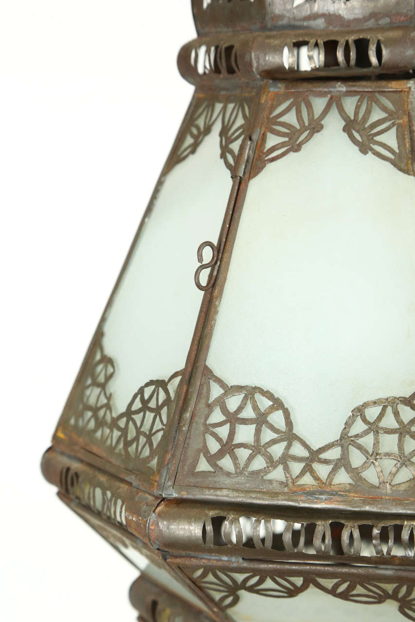 Métal Lanterne mauresque marocaine avec motifs filigranes et pendentif en verre laiteux en vente
