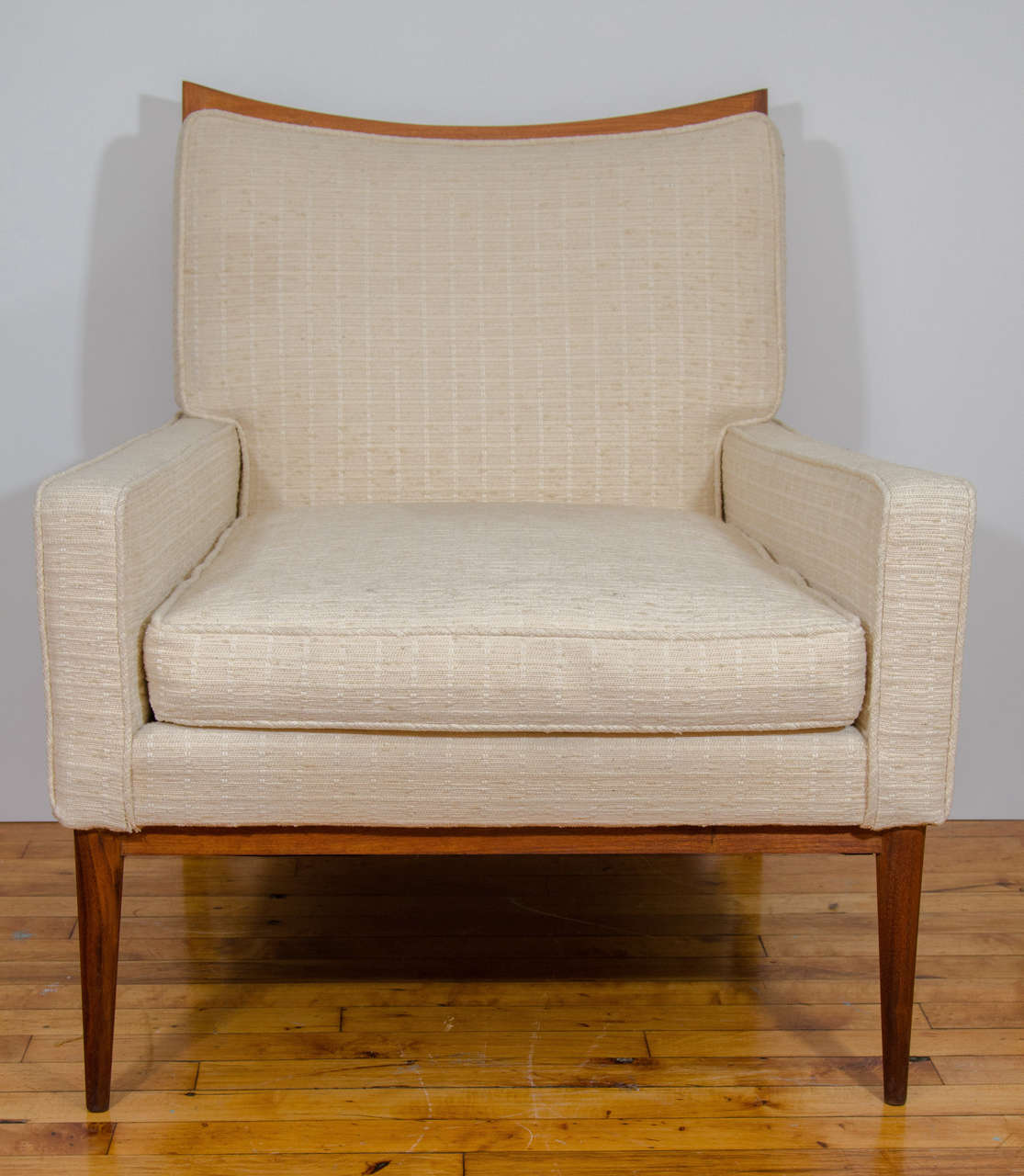 A mid century vintage pair of Paul McCobb lounge chairs or armchairs in off-white original upholstery. 

Good vintage condition with age appropriate wear.