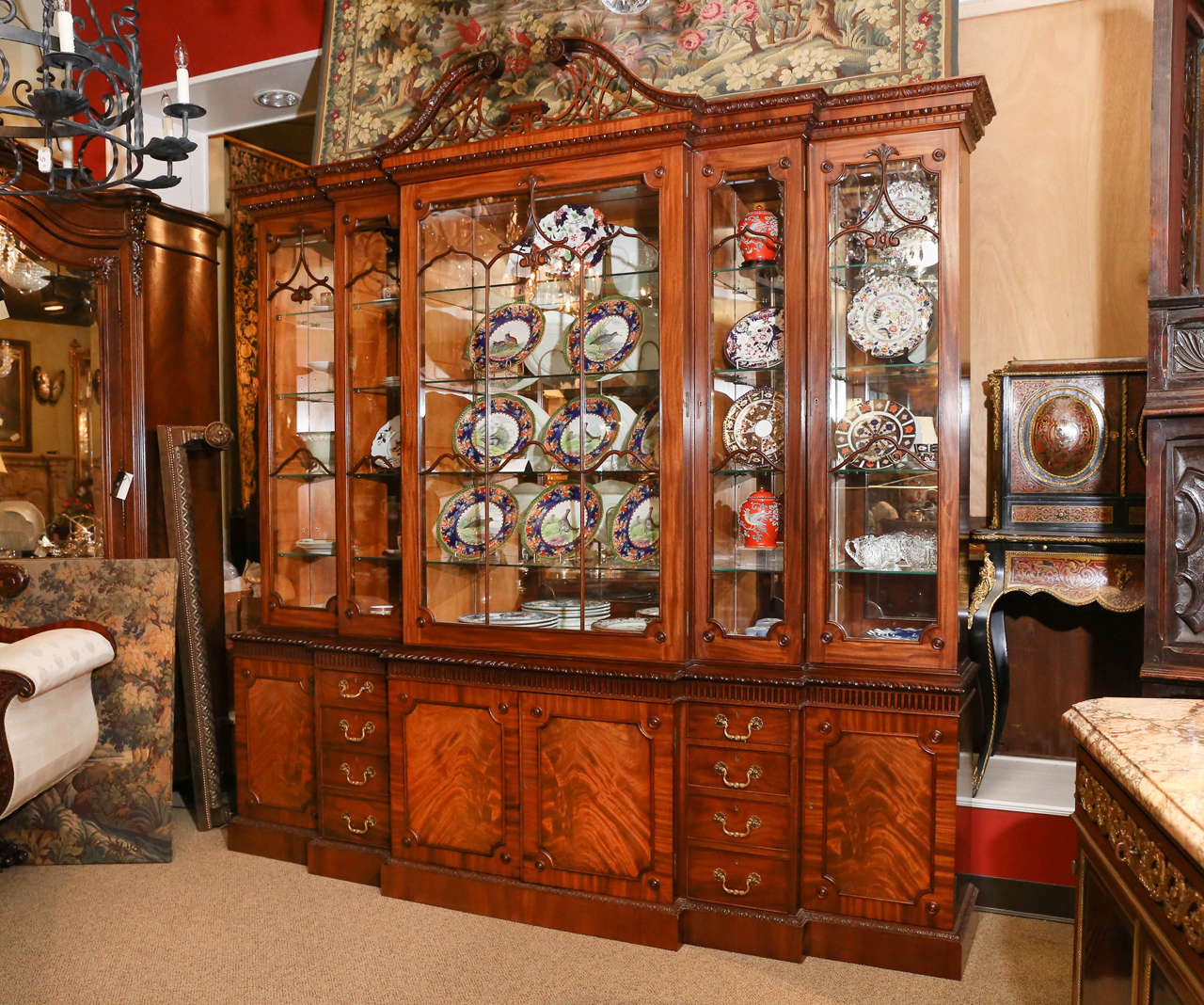 Chinese Chippendale style display cabinet,
20th century.
Flame mahogany.
Adjustable shelves.
Lighted
label 