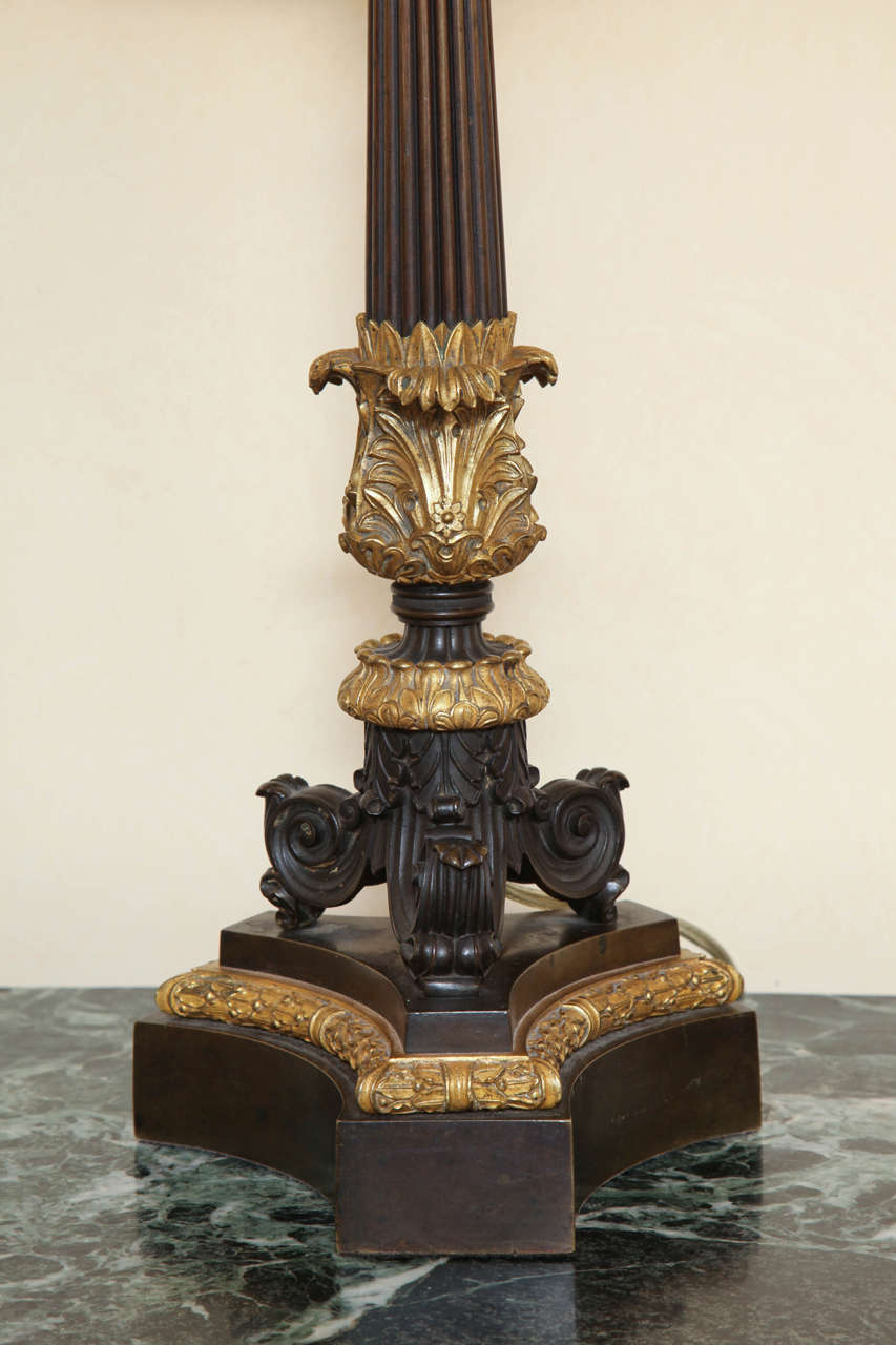 Francese Coppia di lampade a candelabro in bronzo e Ormolu di Charles X in vendita