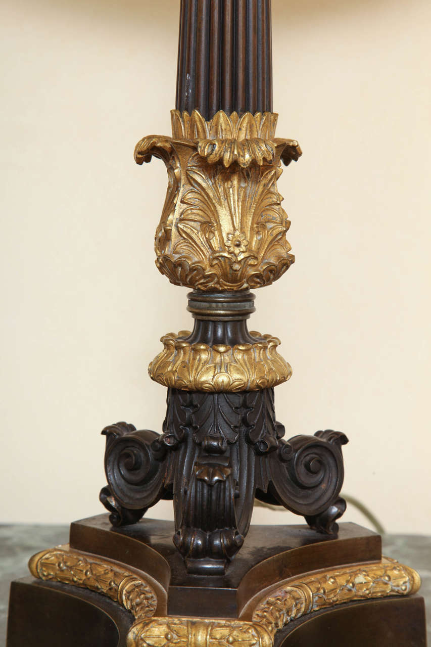 Coppia di lampade a candelabro in bronzo e Ormolu di Charles X in vendita 2