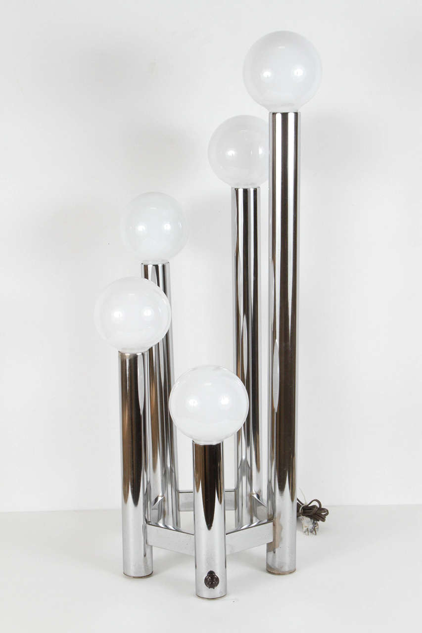 Lámpara de mesa austriaca moderna de cinco luces y cromo pulido de J.T. Kalmar
Increíble lámpara de mesa torre atómica hexagonal cromada plateada de la era espacial.
Lámparas de mesa austriacas modernas de cromo pulido de cinco luces, Kalmar de