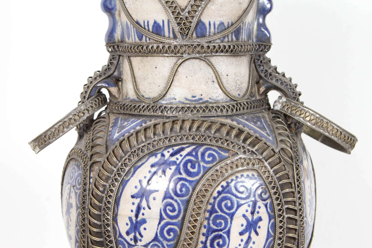 Jarrón morisco marroquí de cerámica azul y blanca de Fez con filigrana de plata Marroquí en venta