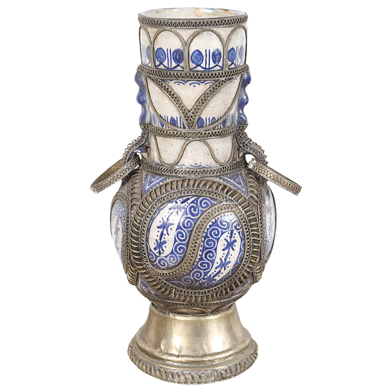 Jarrón morisco marroquí de cerámica azul y blanca de Fez con filigrana de plata en venta