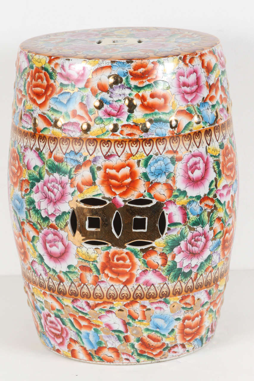 Superbe chinois vintage du milieu du siècle dernier  siège de jardin en céramique rose exportée, peint à la main, avec des pièces de monnaie porte-bonheur dorées découpées sur le dessus et les côtés.
Tabouret coloré peint à la main avec des motifs