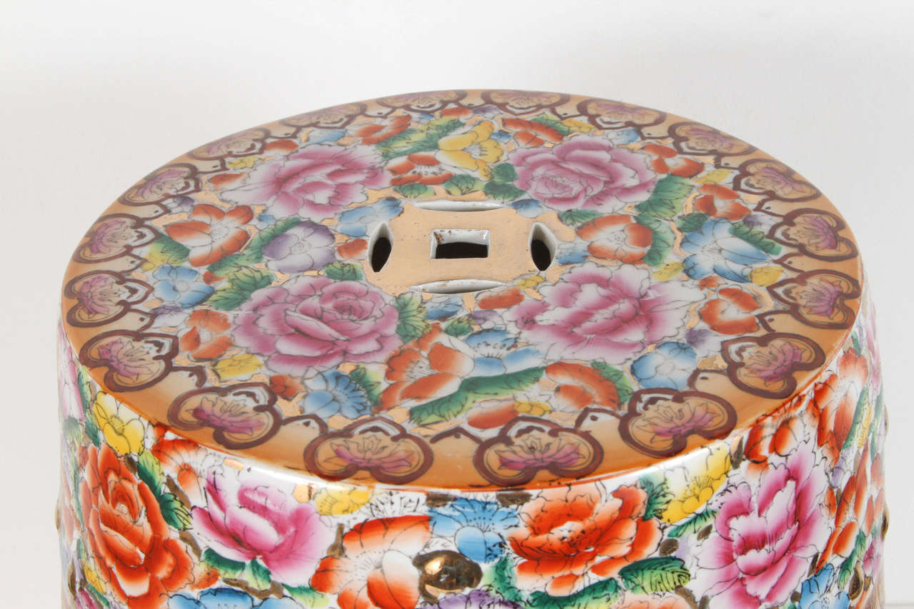 20ième siècle Tabouret de jardin en céramique chinoise avec pièces de chance en vente