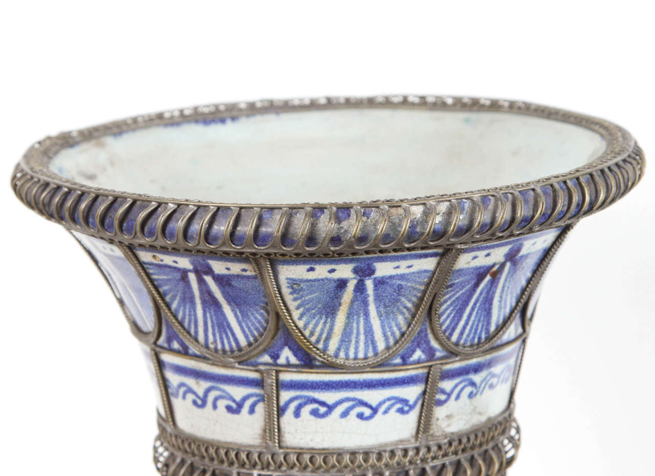 Moresco Antico moresco  Vaso in ceramica di Fez blu e bianco con filigrana d'argento in vendita