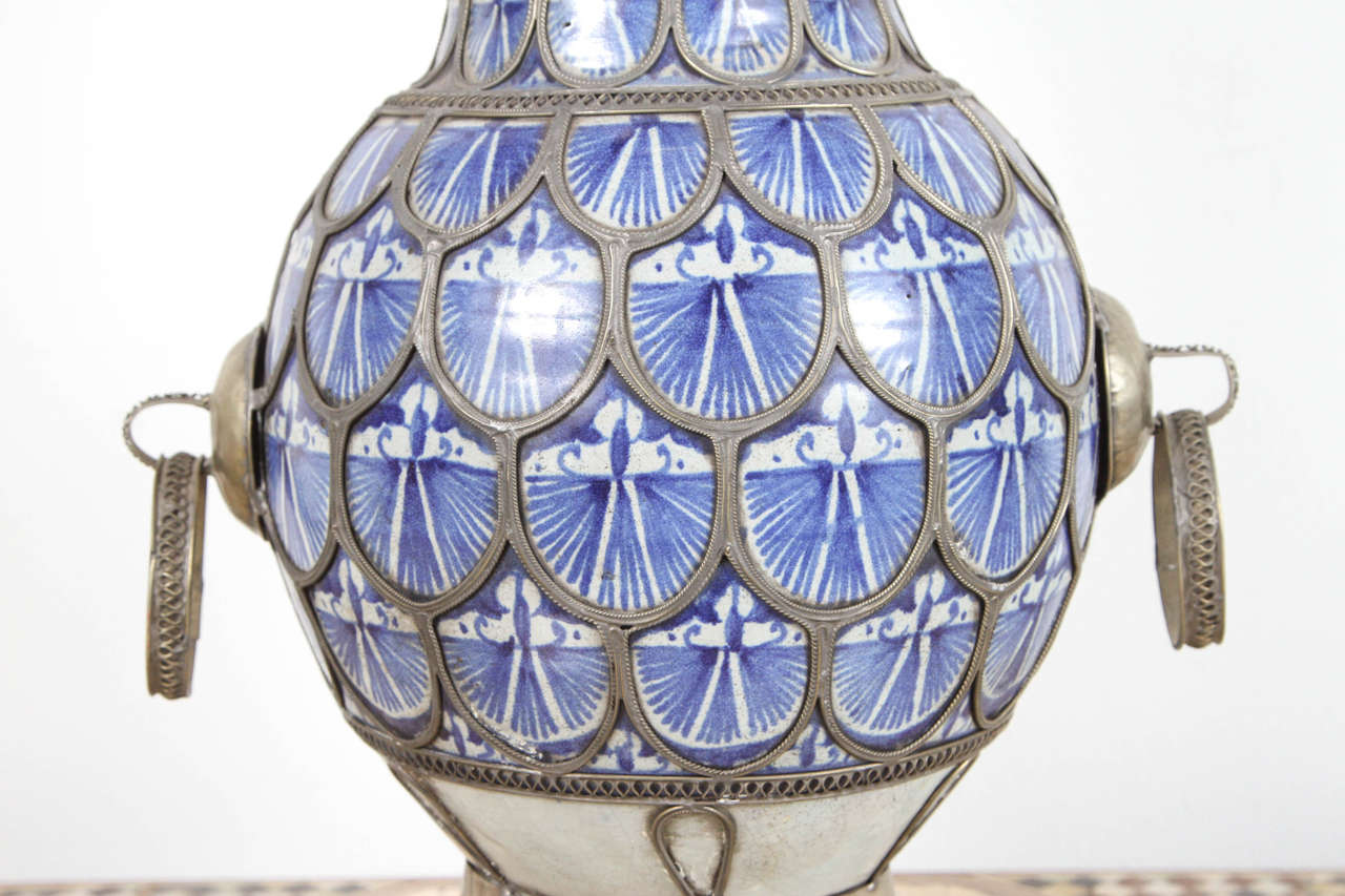 Antike maurische  Keramikvase aus Fez in Blau und Weiß mit filigranem Silber (Marokkanisch) im Angebot
