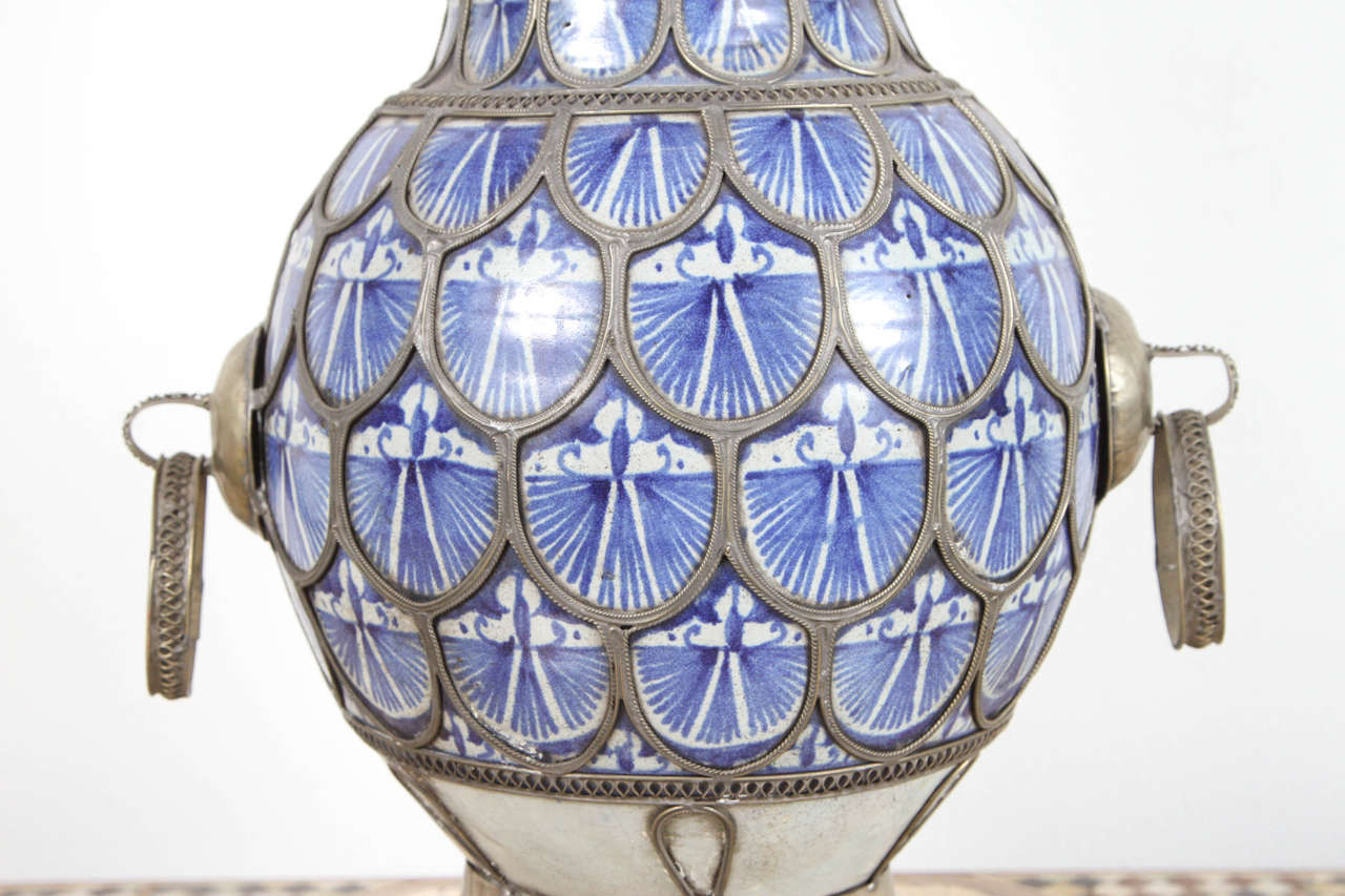 Marocchino Antico moresco  Vaso in ceramica di Fez blu e bianco con filigrana d'argento in vendita