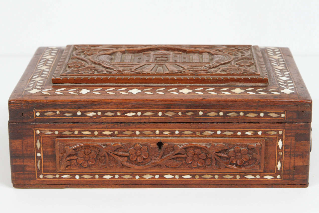 19th century Anglo-Indian Mughal wood box, inlaid and hand carved with the Taj Mahal and some flowers all around.
Jewelry box, Anglo-Raj box from India in great condition.
Nice Mughal Bombay Box Agra style artwork.
19th Century