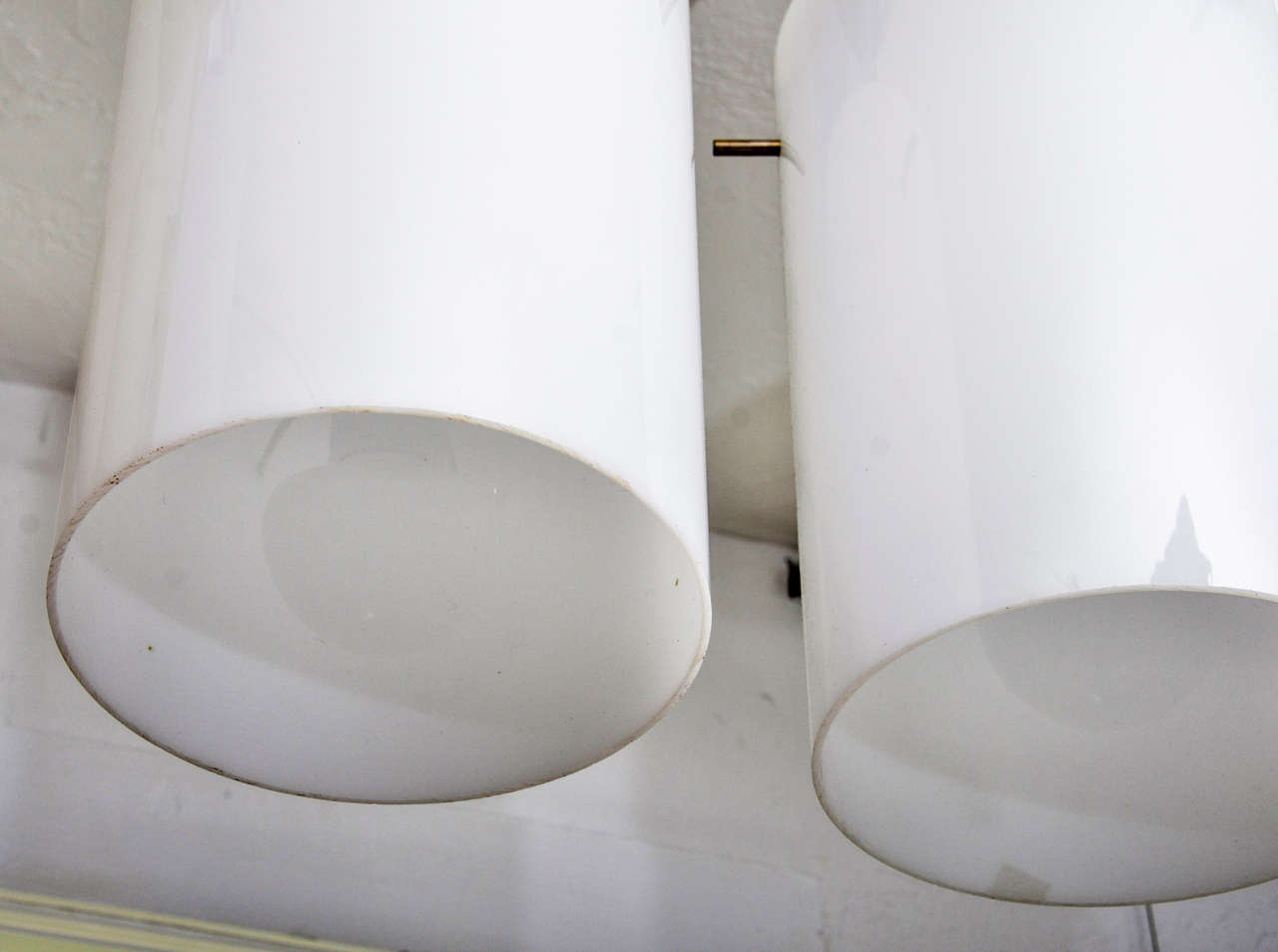 Américain Lampe à suspension tube en plexi blanc en vente