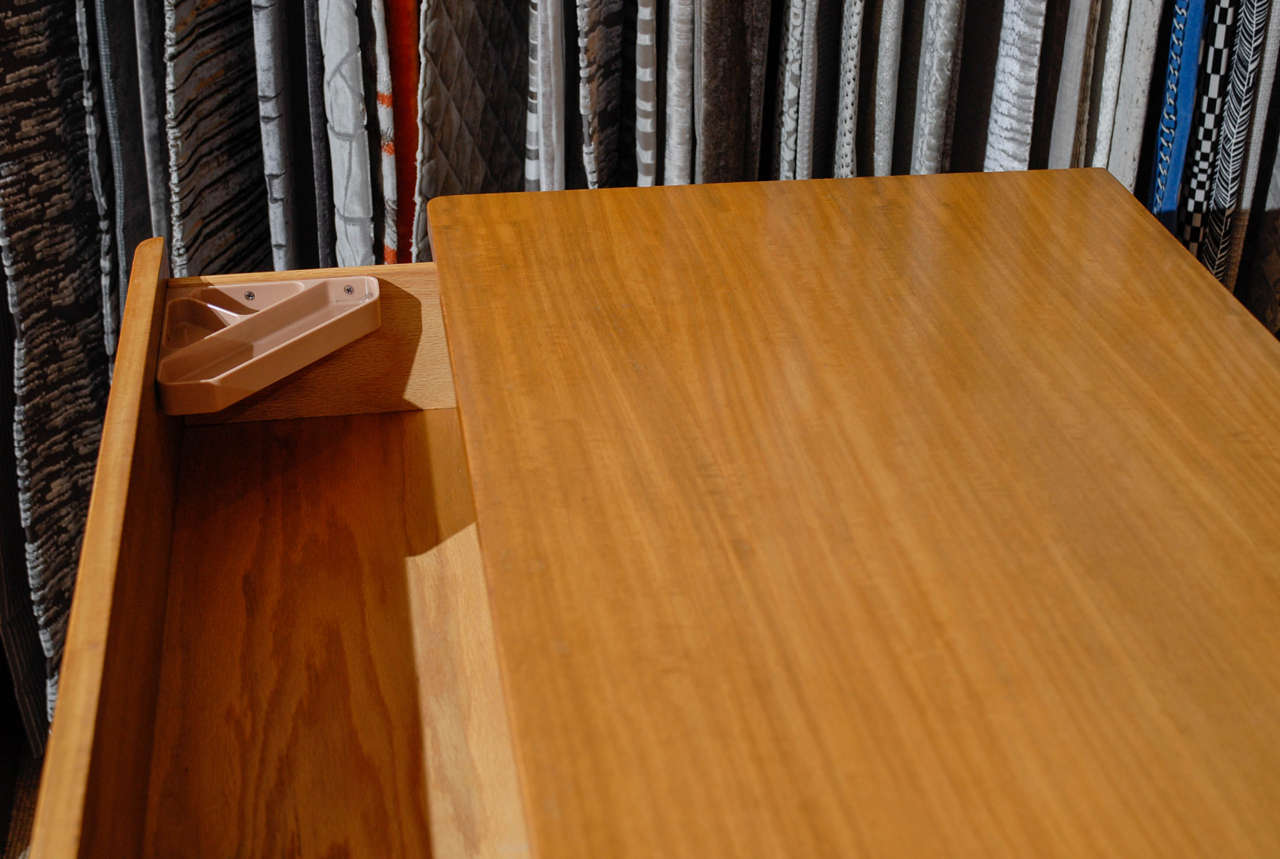 Mid-20th Century Gorgeous Rway Six-Drawer Chest in Blonde Mahogany and Bird's-Eye Maple For Sale