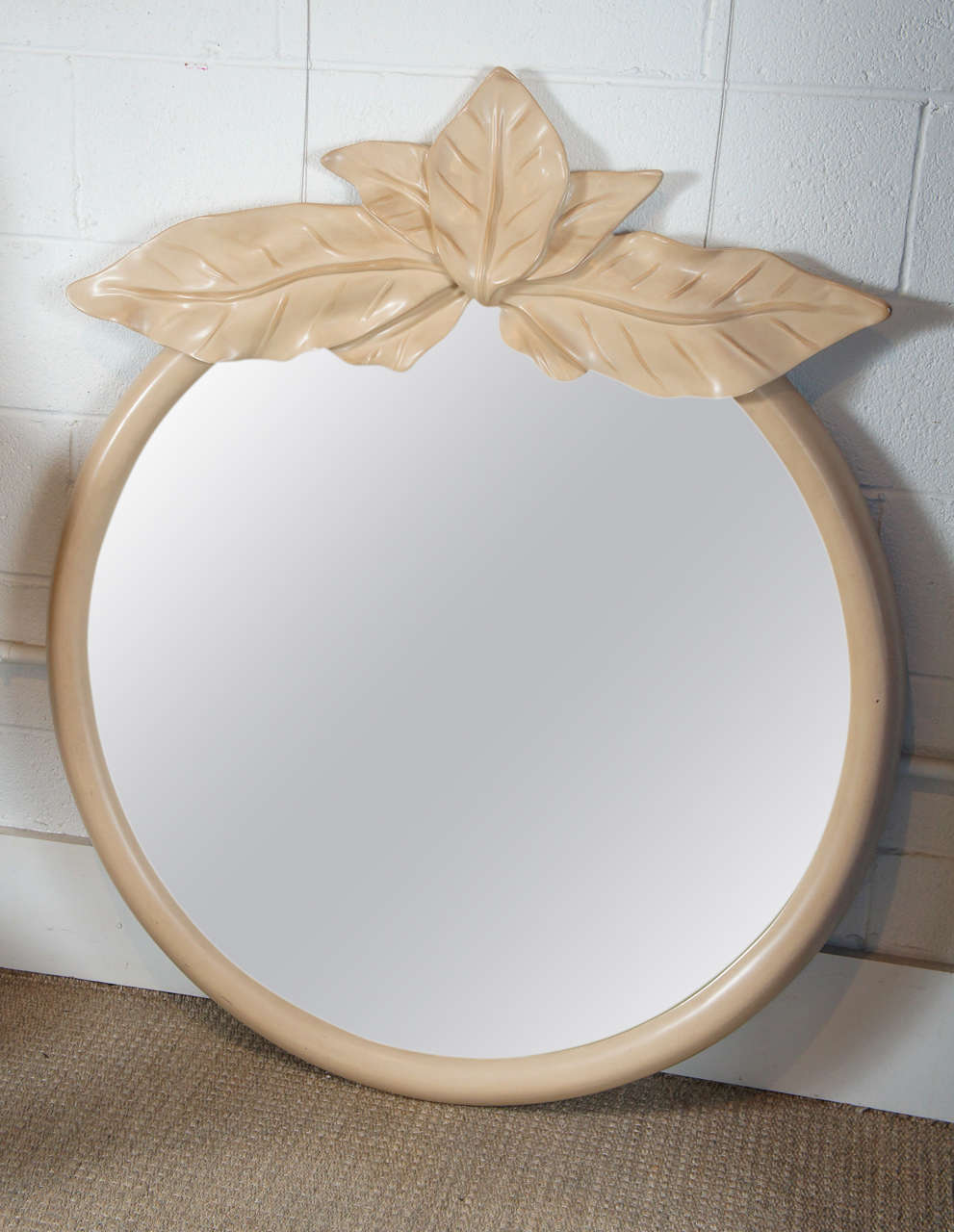 Here is a beautiful mirror with a palm leaf motif in a parchment finish.
The surface is painted with a smooth finish with defined leaves.