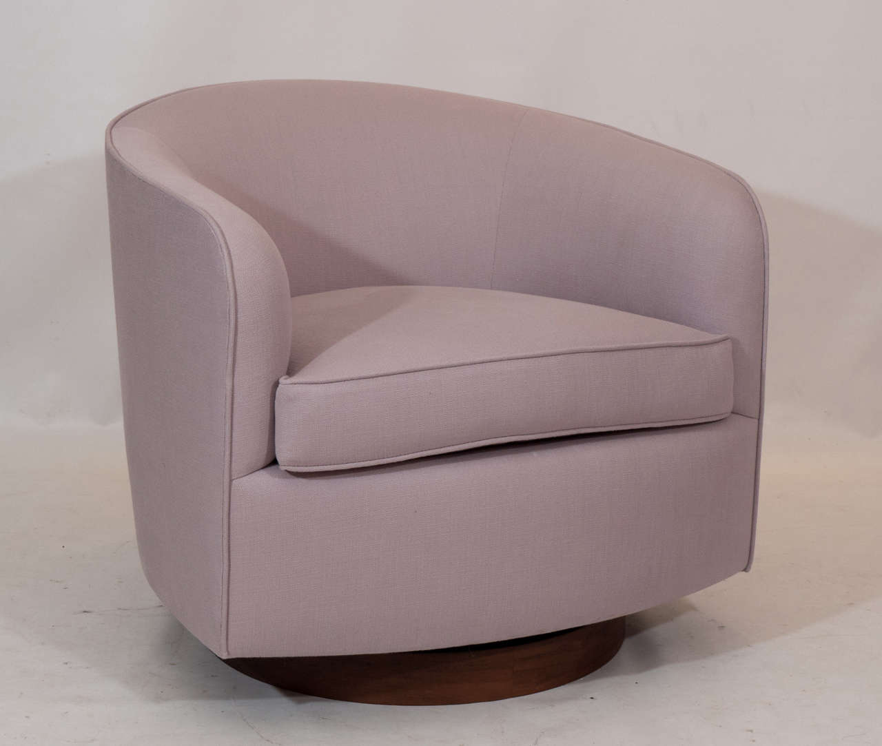 Mid-Century Modern Pair of Milo Baughman Swivel Lounge Chairs in Lavender