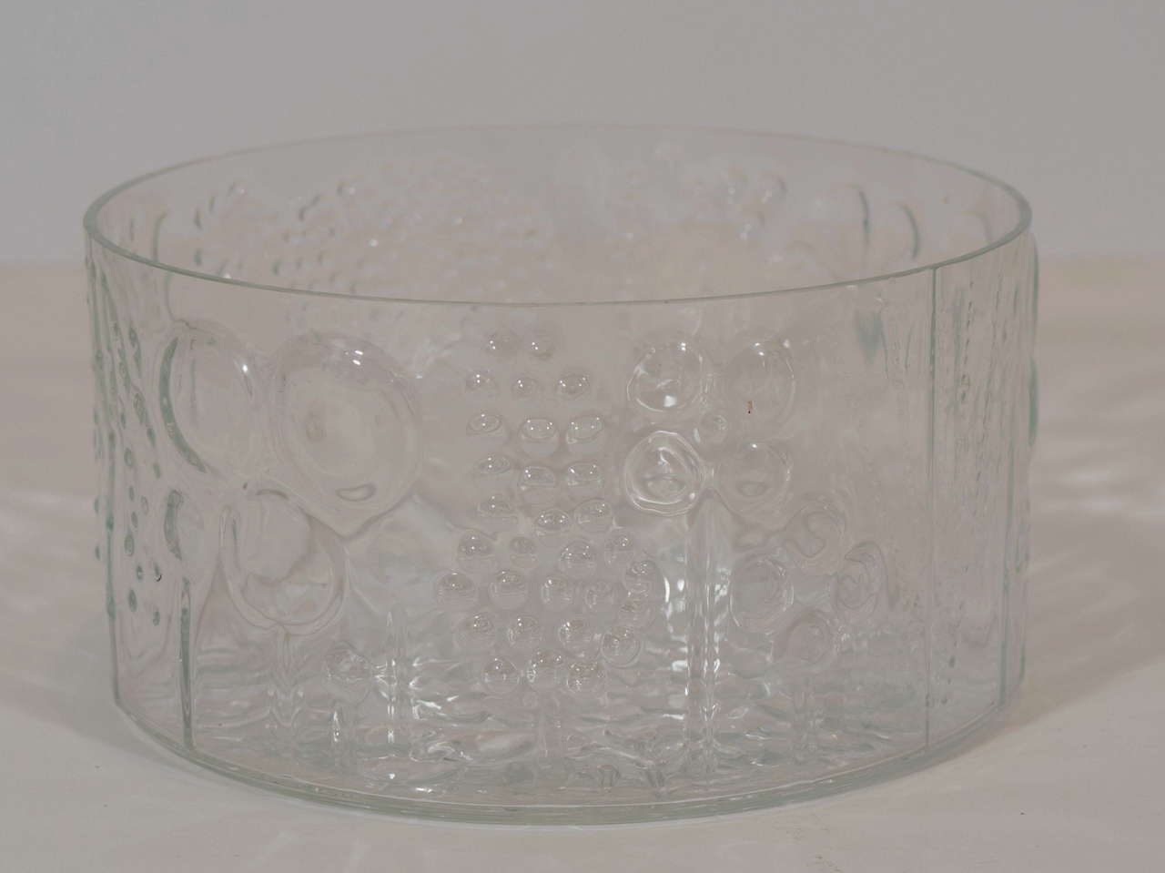 Charming crystal fruit bowl in the Flora series by Oiva Toikka. More pieces, sizes, colors available. Please contact for location. 