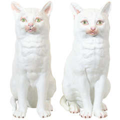 Une paire de grands chats en porcelaine blanche