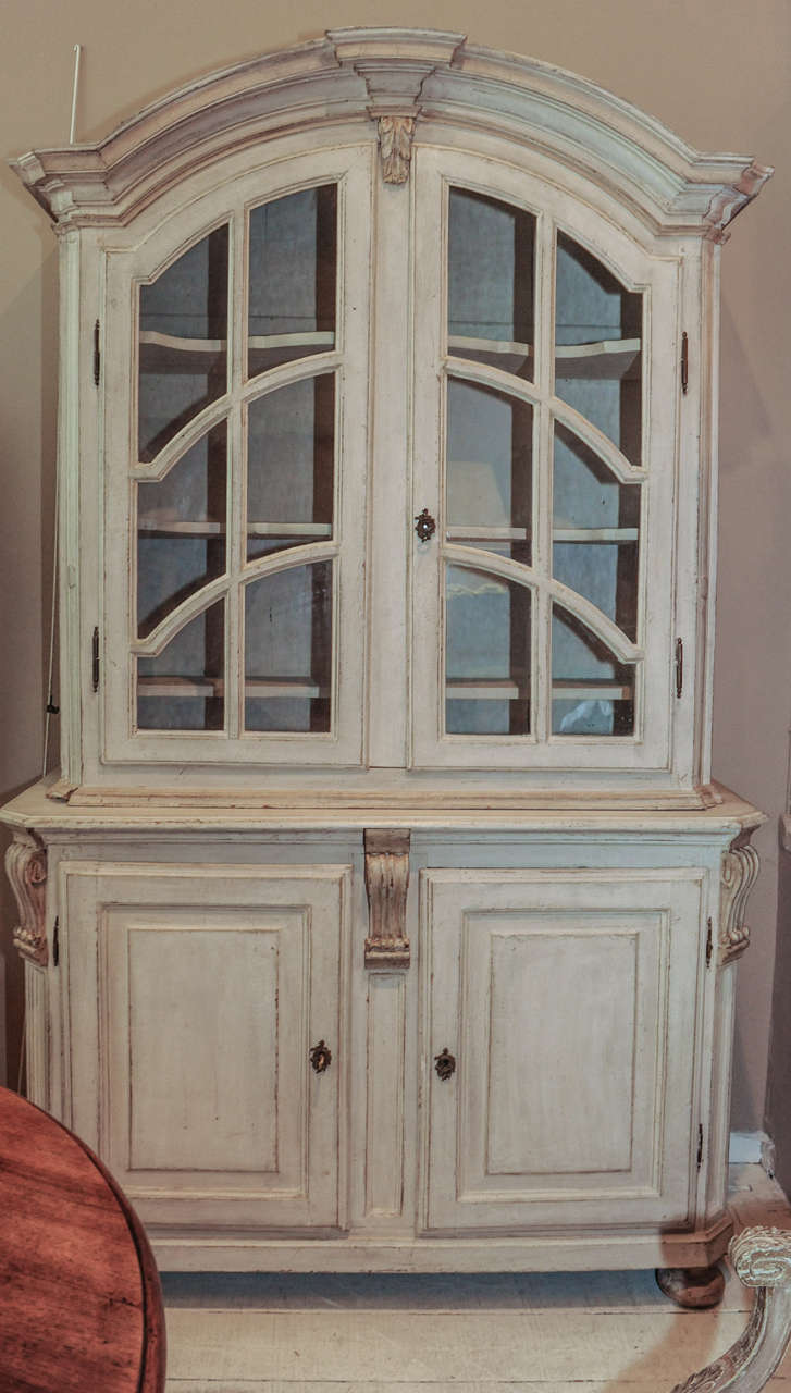 Early 19th.Century Cabinet in an Ivory patination.
