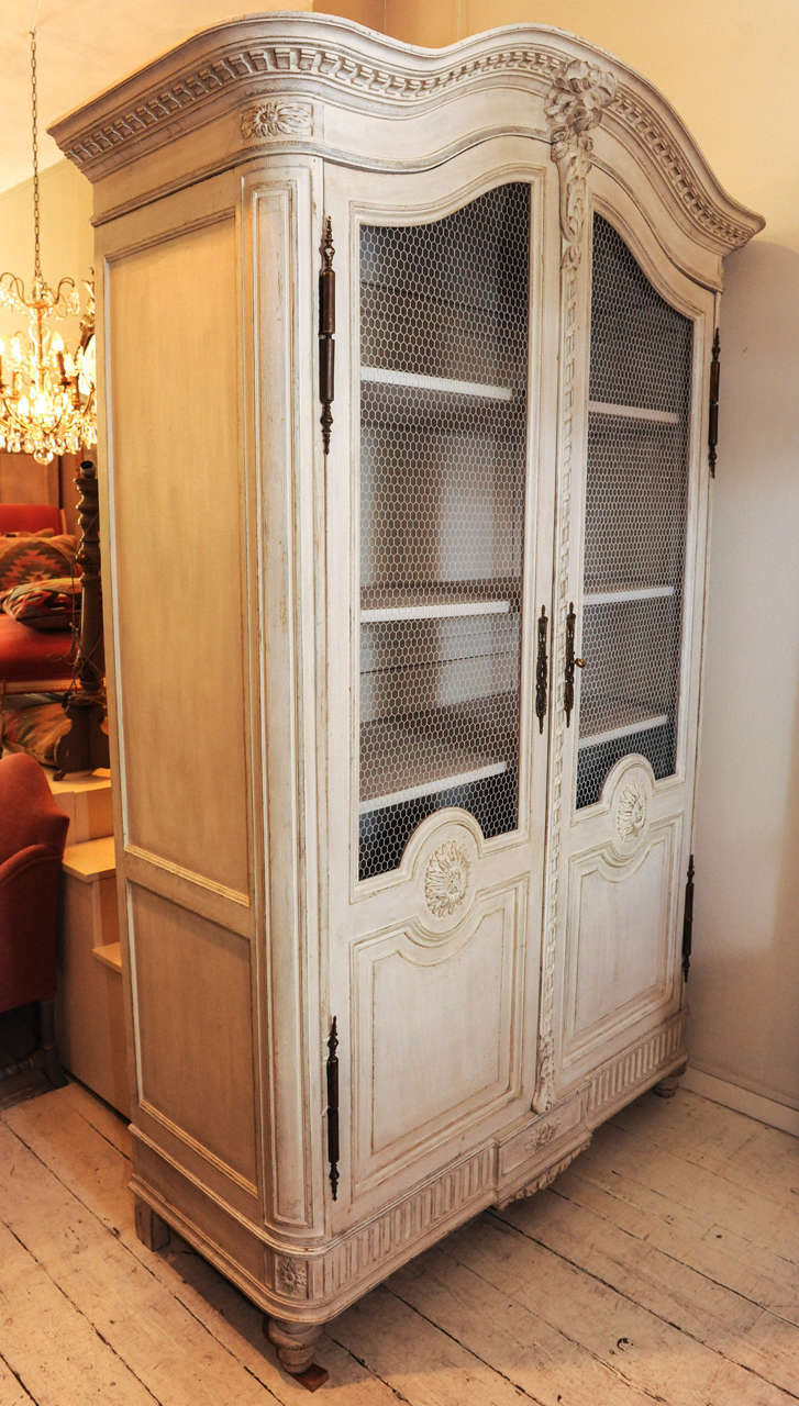 French 19th.Century oak cupboard, with ivory patination.
Doors are covered with wire-netting.