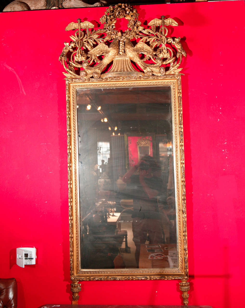 Miroir en bois doré de style Louis XVI avec symboles de caducée et motif de colombe et de guirlande florale