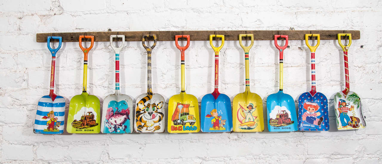 USA Set of 10  Shovels with Printed Design on Wooden Rack with iron early 20th century hasps