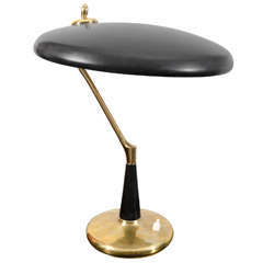 Lampe de table italienne en laiton et acier peint en noir Lampe de table italienne en laiton et acier peint en noir