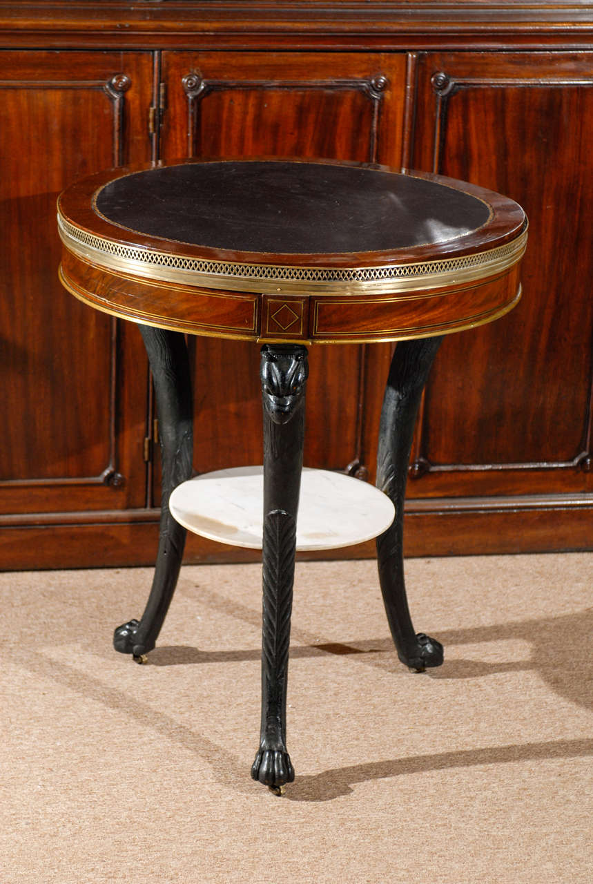 Ein ungewöhnlicher französischer Mahagoni-Bouillotte-Tisch mit weißer Marmorplatte und Messinggalerie, die mit einer reversiblen Einlage aus grünem Filz und schwarzem Leder bezogen ist. Gestützt durch drei (3) ebonisierte geschnitzte Beine mit