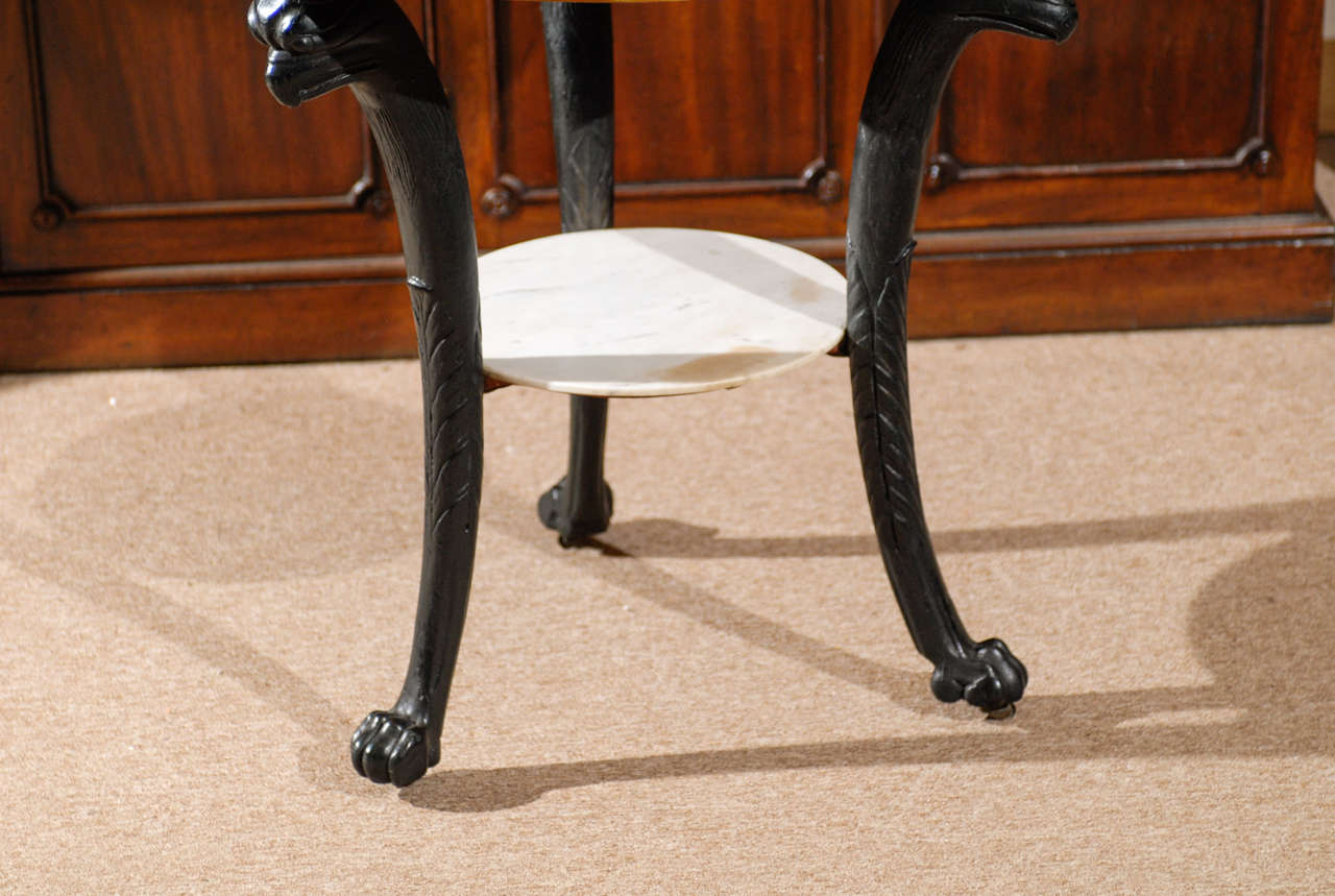 Französischer Bouillotte-Tisch des 19. Jahrhunderts mit geschnitzten Beinen mit Adler-Motiv und niedriger Ablagefläche (Marmor) im Angebot