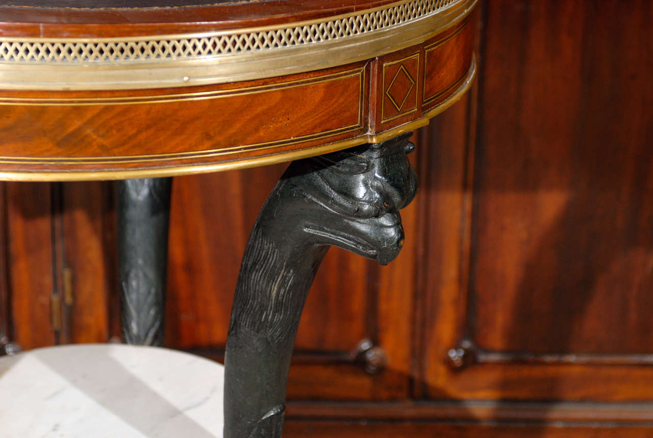 Französischer Bouillotte-Tisch des 19. Jahrhunderts mit geschnitzten Beinen mit Adler-Motiv und niedriger Ablagefläche im Angebot 3