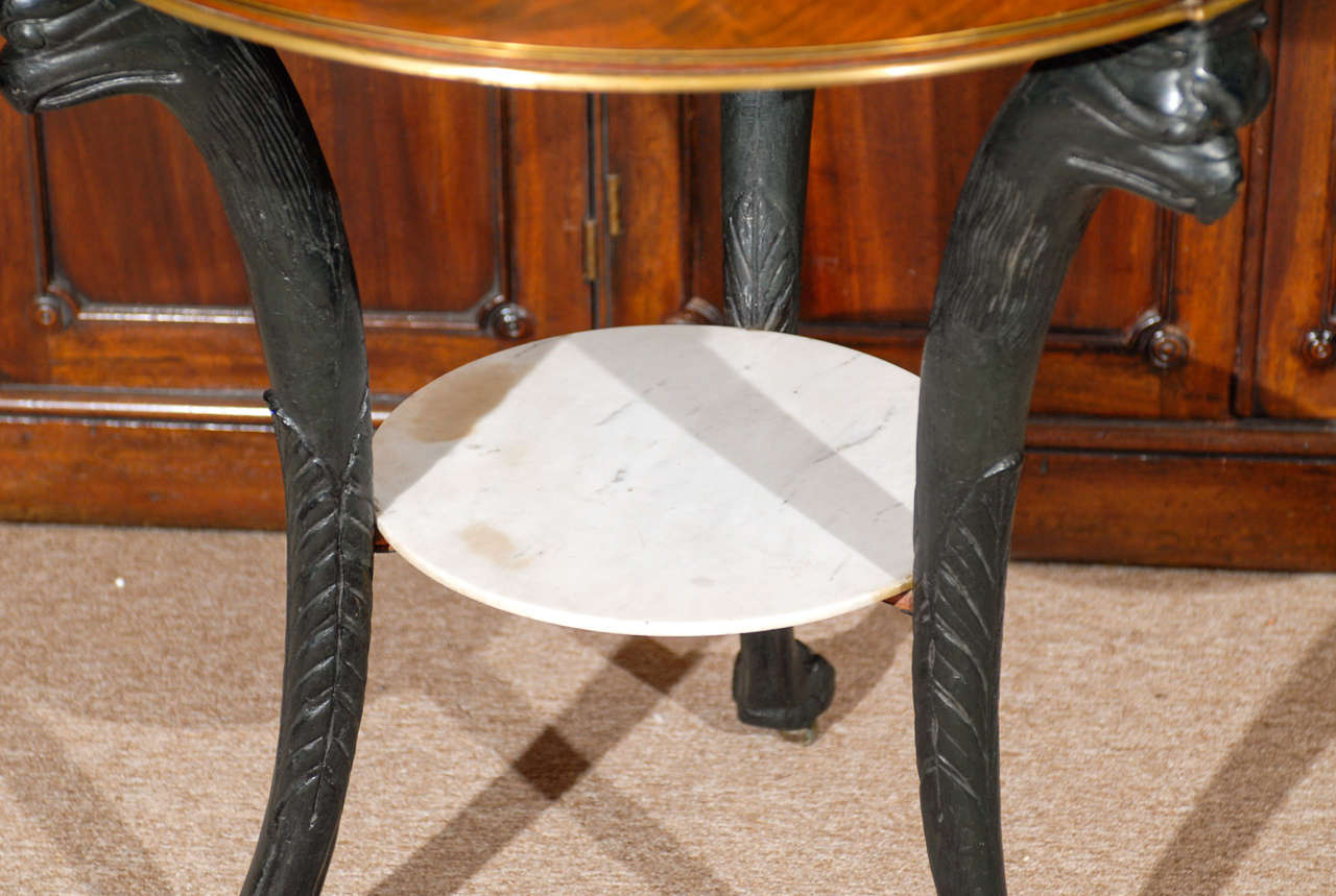 Französischer Bouillotte-Tisch des 19. Jahrhunderts mit geschnitzten Beinen mit Adler-Motiv und niedriger Ablagefläche im Angebot 4