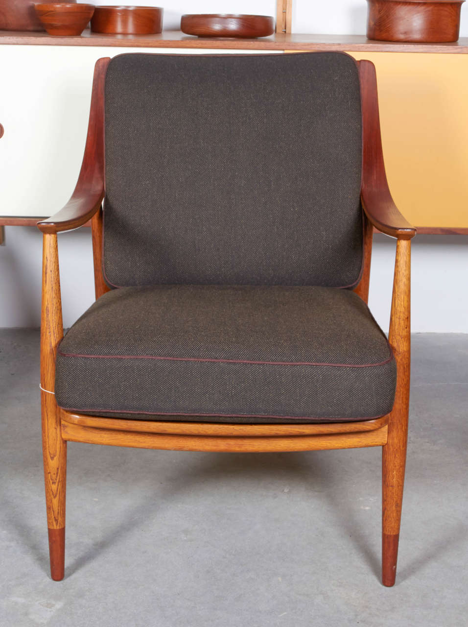 Vintage 1950s Hvidt & Molgaard Armchair

This Danish Lounge Chair is in like new condition. The steam bent aren are made of oak with a layer of teak on top. The rest of the chair continues with the solid oak and finishes with teak feet. The chair,