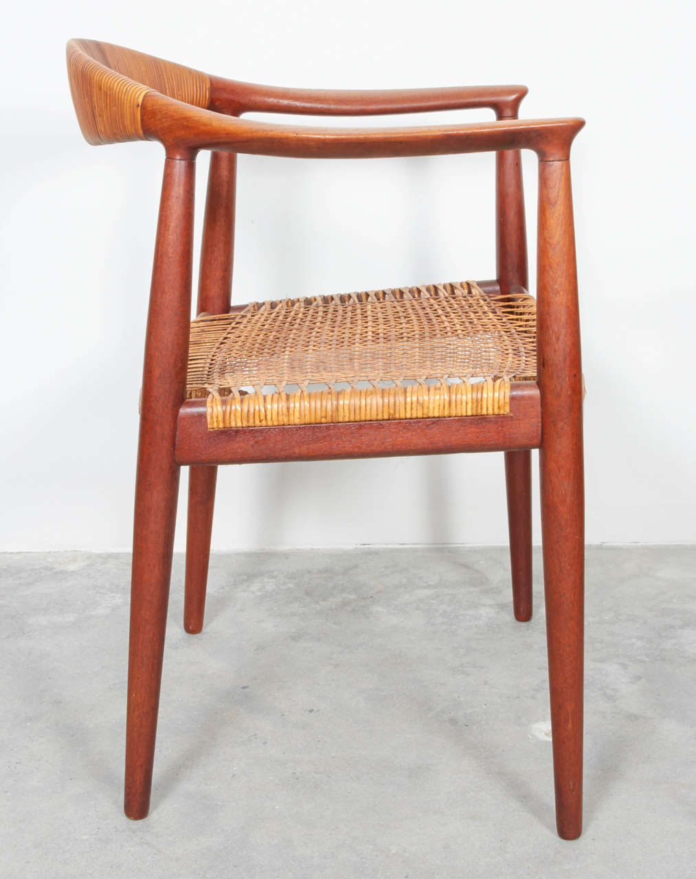 501 Round Chairs by Hans Wegner, Pair In Excellent Condition In New York, NY