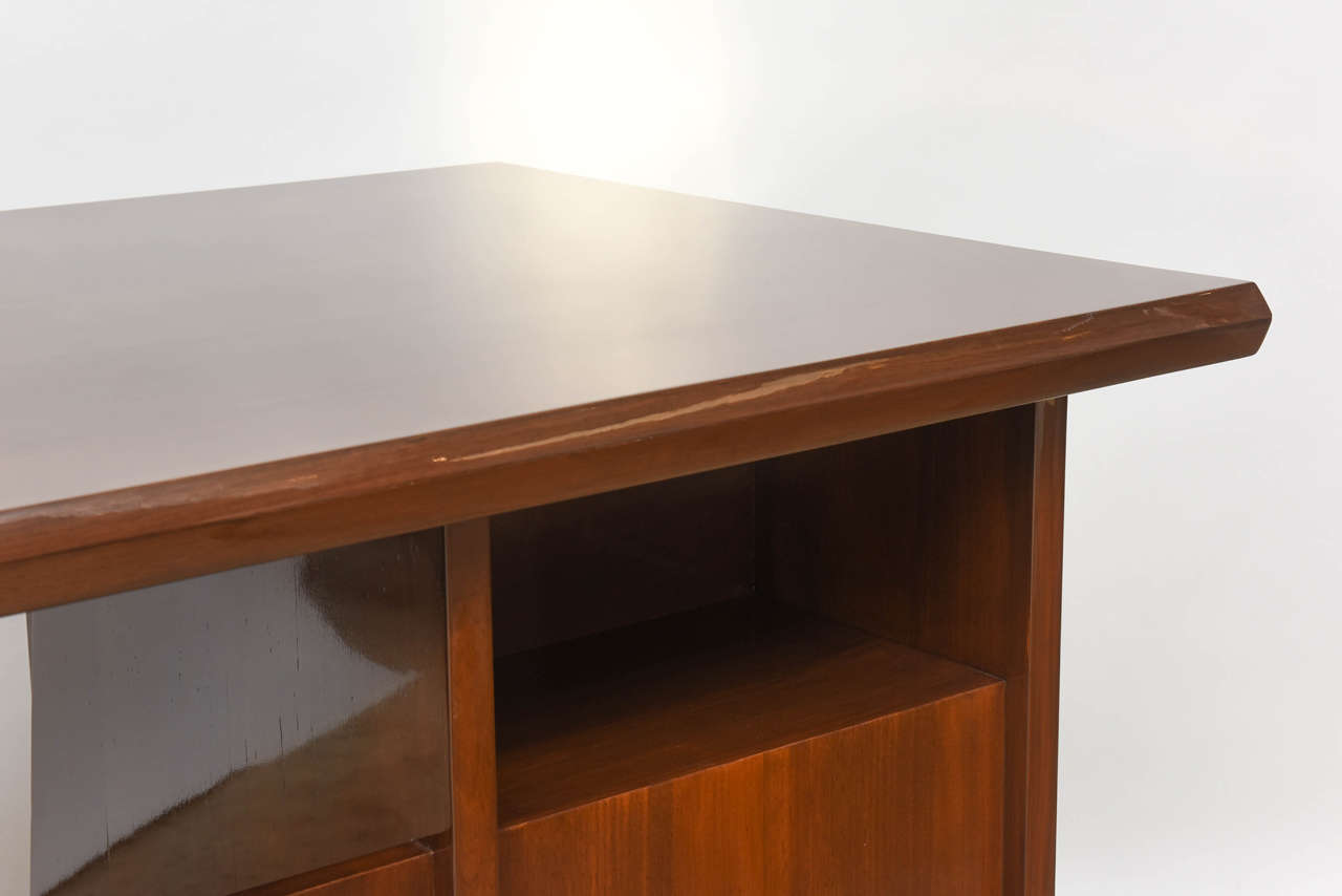 Italian Modern Walnut and Brass Executive Desk, Gio Ponti For Sale 4