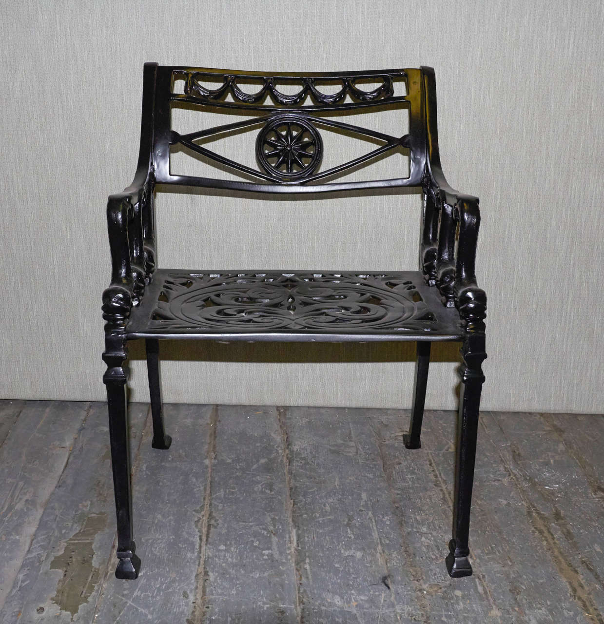 Set aus acht Gartenstühlen mit Delfinmotiv aus Metallguss.