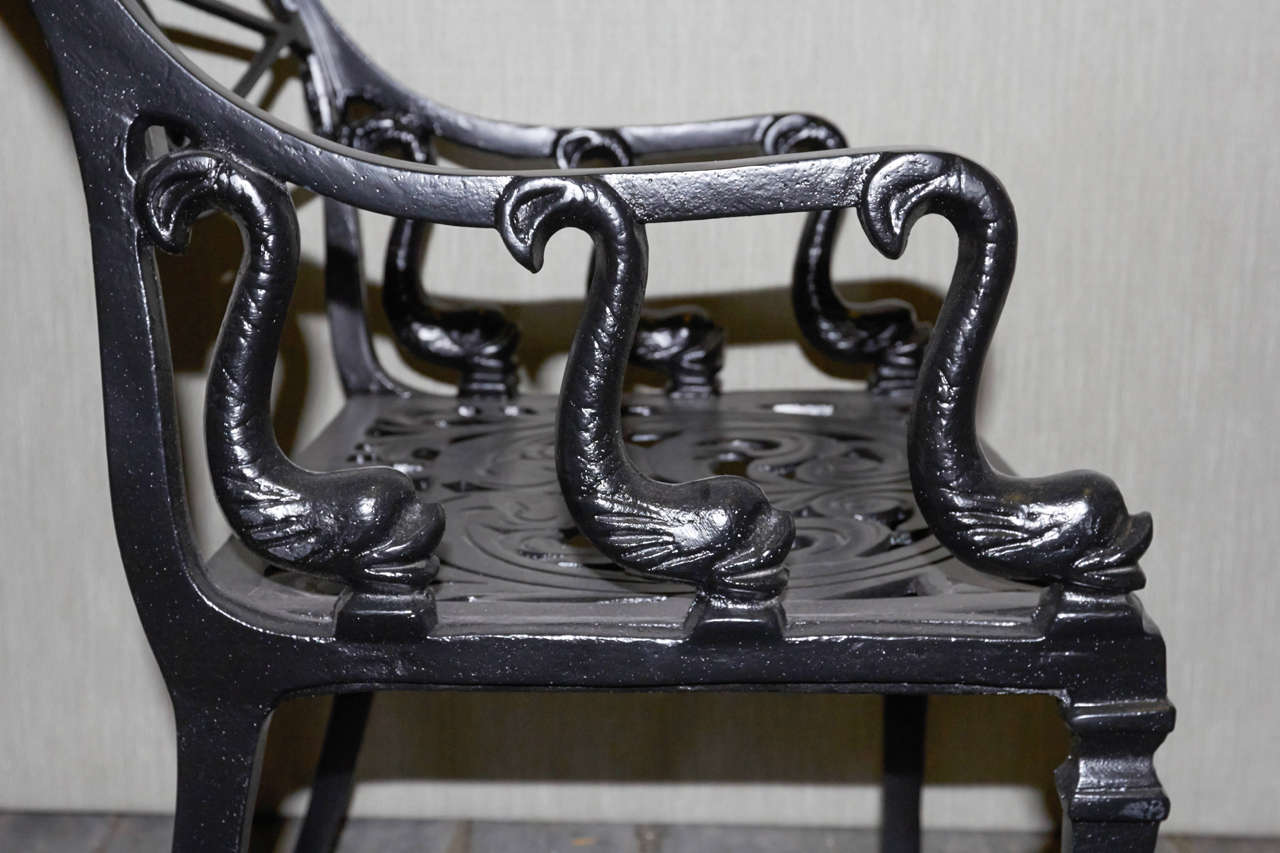 Set aus acht Gartenstühlen mit Delfinmotiv aus Gussmetall 1