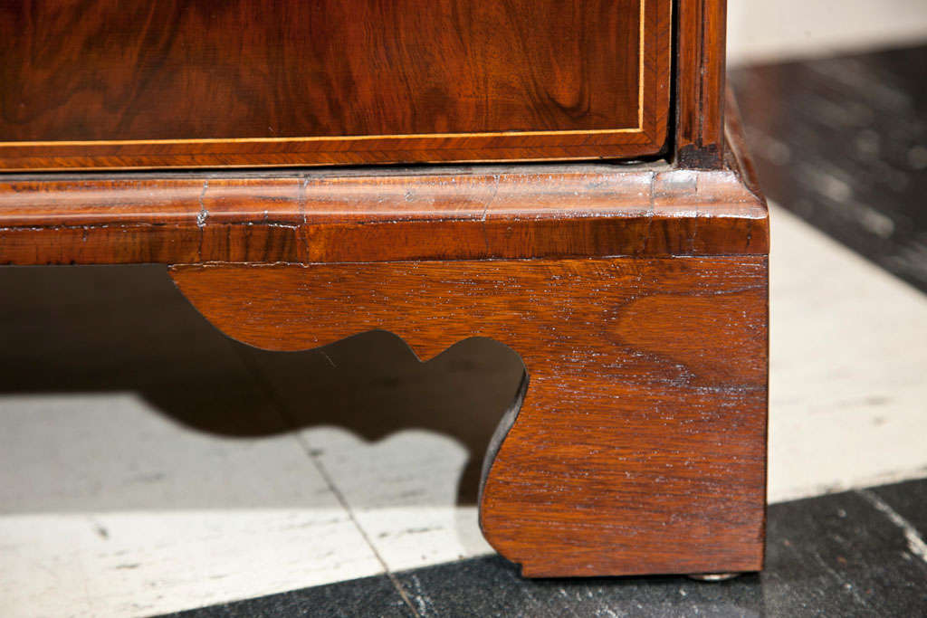 Englisches Sekretär/Schreibtisch/Schreibtisch aus Nussbaumholz mit schrägen Fronten und Intarsien (Georgian) im Angebot