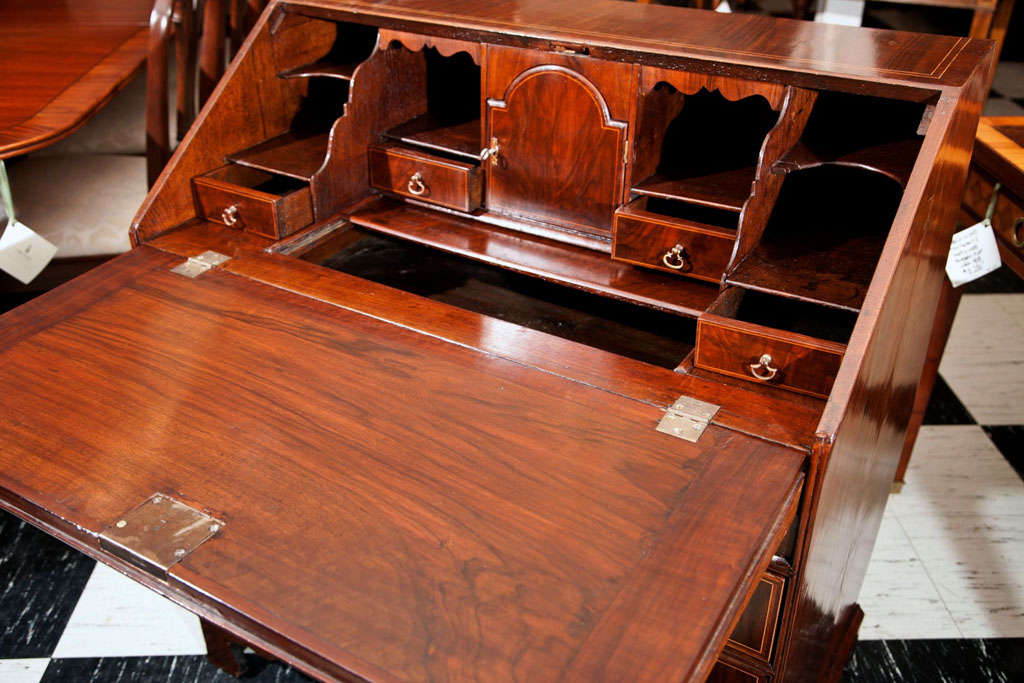 Englisches Sekretär/Schreibtisch/Schreibtisch aus Nussbaumholz mit schrägen Fronten und Intarsien (19. Jahrhundert) im Angebot