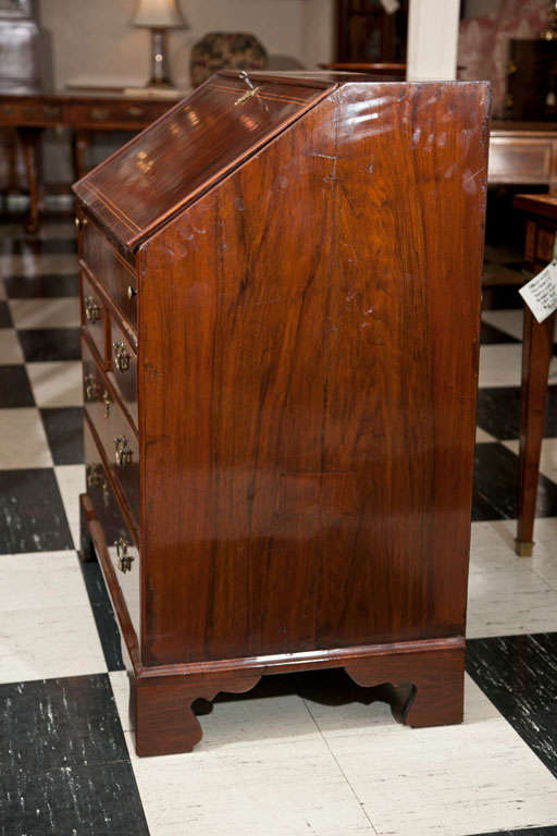 Englisches Sekretär/Schreibtisch/Schreibtisch aus Nussbaumholz mit schrägen Fronten und Intarsien im Angebot 1