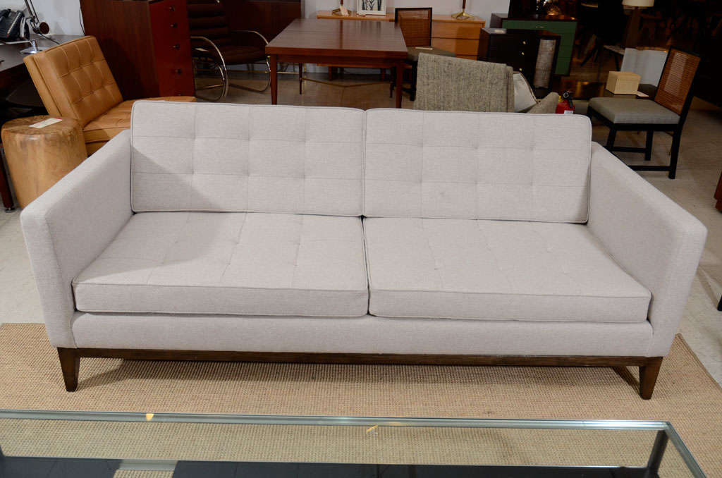 Custom quilted sofa on wood base In Excellent Condition For Sale In New York, NY