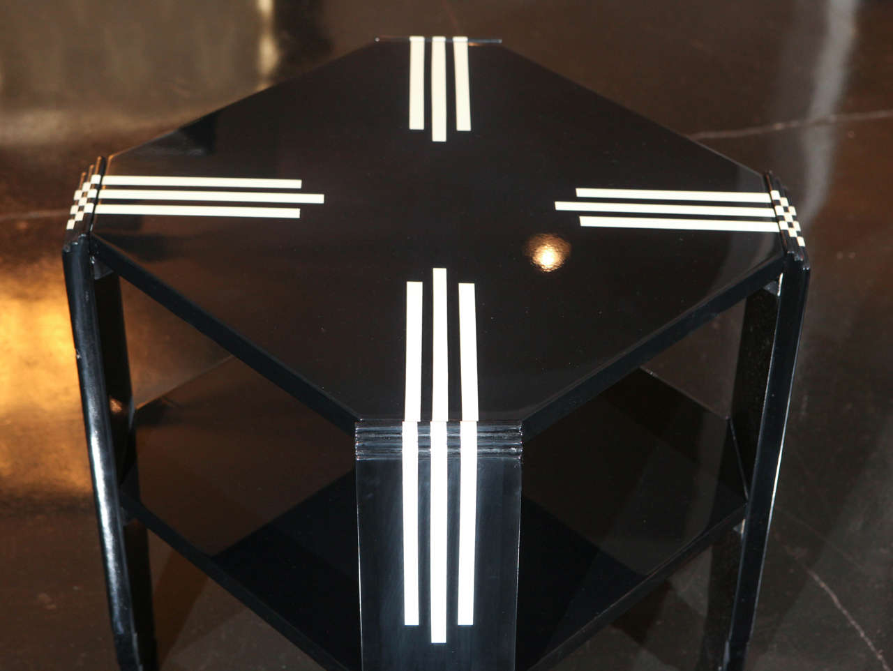 Art Deco Black and White Lacquer Octagonal Side Table In Excellent Condition In Los Angeles, CA