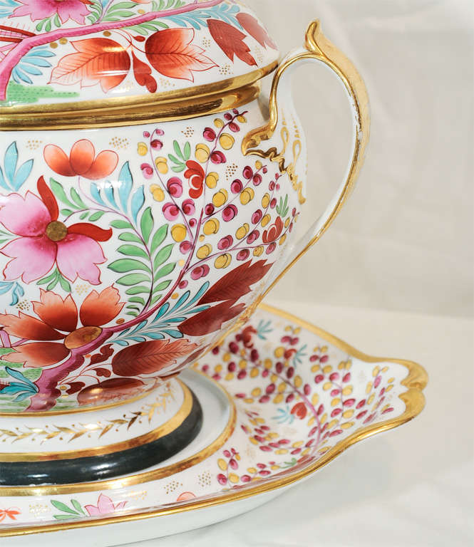 A wonderful hand-painted Barr Flight Barr Worcester soup tureen in the chinoiserie style shows a unique Worcester vision of springtime using many of the typical themes of Chinese export porcelain: a view into a garden with birds in a flowering tree,